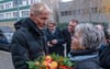 Hubertus Knabe, Vorstand und Direktor der Gedenkstätte Hohenschönhausen, kommt zur Gedenkstätte. Vor dem Eingang überreicht ihm eine Frau einen Blumenstrauß.