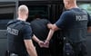 Rund 200 Polizisten der Bundespolizei und der Berliner Landespolizei durchsuchen seit dem frühen Morgen 20 Wohnungen. Drei Personen wurden festgenommen.