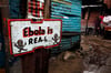 „Ebola ist real“ steht auf dem Schild geschrieben. Viele Menschen in den betroffenen Gebieten glauben nicht daran und gehen zu Wunderheilern – mit verheerenden Folgen.