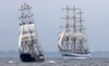 Die Geschwaderfahrt zählt zu den Höhepunkten bei der Hanse Sail in Rostock. Im Bild: Die niederländische Brigg „Mercedes” (links) und der russischen Großsegler „Mir”.