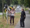 Ein Pläuschchen mit der Polizistin – und weiter geht’s für Anne-Sophie Jentho und ihr Pferd Semper Nova. Die Beiden haben ein Ziel: die Insel Usedom.