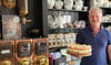 Peter Gärtner betreibt sein Café in der Kurstadt seit  20 Jahren. Im August 2002 hatte er losgelegt mit dem Verkauf von Torten, Kuchen und Kaffee.