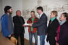 Theaternetzwerker Marco Zabel übergibt die Unterschriften an Stadtpräsident Christoph Poland (Zweiter von links).