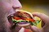Selbst Burgerfleisch gibt's schon seit einiger Zeit mit einem hohen Insektenanteil. Bei vielen Lebensmitteln dieser Art ist die Kennzeichnung aber irreführend oder unzureichend, kritisieren Verbraucherschützer.