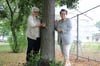 Hedwig Herbst (links) und Gerda Schmitz aus der Neubrandenburger Greifstraße haben Angst um "ihren" Baum, den die Ehemänner der Frauen vür 44 Jahren gepflanzt haben. 