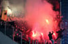 Im Dresdner Fanblock wird Pyrotechnik abgebrannt und in Richtung Rostocker Fans geworfen und geschossen.