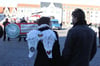 Ein Engel vor den Neonazis - still protestierte Karoline Preisler auf dem Friedländer Markt gegen Rechts.