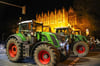 Mitten im abendlichen Berufsverkehr haben Landwirte am Mittwoch in Neubrandenburg mit einem Korso aus Landwirtschaftsmaschinen für eine stärkere Berücksichtigung ihrer Belange protestiert.