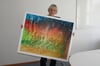 Stolz hält Regine Stieger die "Glühende Landschaft" in ihren Händen. Das ist eins von sechs Original-Gemälden, die sie auf ganz und gar ungewöhnliche Art und Weise für ihre neue Schule besorgte. 
