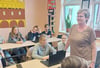 Lehrerin Manuela Boikow steht vor ihrer 7. Klasse. Die Schüler lernen im digitalen Tandem-Unterricht Polnisch.