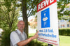 Matthias Becker, Partnerkaufmann von REWE, macht darauf aufmerksam, dass auf dem REWE-Parkplatz die Parkuhr gestellt werden muss.