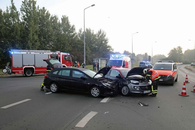 Stau und Verletzte in Rostock nach Unfall mit zwei Autos