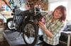 Kundin Heidrun Giese (61) hat auf Mopeds der Marke Simson ihre Sturm- und Drangzeit erlebt.