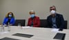 Amtsärztin Dr. Michaela Hofmann, Landrätin Karina Dörk (CDU) und Sozialdezernent Henryk Wichmann (CDU) (von links nach rechts) informierten am Freitag auf einer Pressekonferenz über die Corona-Pandemie in der Uckermark.