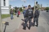 Bei der Menschenkette mit etwa einem dutzend Teilnehmern kontrollierte die Polizei penibel die Einhaltungs des Abstandsgebots.