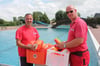 Freibad-Chef Holger Andrys (links) und Mitarbeiter Stefan Margenfeld können sich jetzt um die Schwimmkurse kümmern.