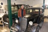 Eine Rarität unter den Oldtimern im Krackower Museum ist neuerdings ein Ford Y (Ford Köln), Baujahr 1936, den Museumschef Edmund Geiger hier zeigt.