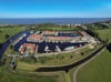 Ein Solarpark im Gewerbegebiet am Industriehafen soll das Ueckermünder Resort-Hotel mit Energie versorgen. Der Hotel-Bau ist auf der Wiese hinter der Lagunenstadt geplant.