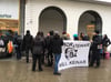 Zum wiederholten Male versammelten sich Demonstranten vor dem Ladengeschäft in der Innenstadt Neubrandenburgs, um dagegen zu protestieren.