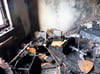 So sieht jetzt das Wohnzimmer von Mario K. aus. In der gesamten Wohnung liegen verbrannte Möbel. Das wahrscheinlich durch eine Petroleumlampe verursachte Feuer fraß sich durch alle Räume. Auch die Küche blieb nicht verschont. 