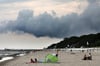 So richtig sommerlich wird es am Wochenende an der Ostsee wohl nicht. Der Deutsche Wetterdienst sagt einen Mix aus Sturm, Sonne und Regen voraus.
