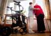 Mecklenburg-Vorpommern wird den einmaligen Bonus für Beschäftigte in der Altenpflege auf bis zu 1500 Euro erhöhen.