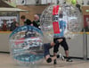 Beim Bubble-Soccer ist Körpereinsatz gefragt.