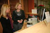 Susan Schäfer (rechts), neue Geschäftsführerin der Feldberger Klinik Am Haussee, im Gespräch mit einer Mitarbeiterin.