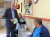 Jürgen Kliewe mit Wahlzettel an der Urne im Ueckermünder Ortsteil Bellin. Die Wahlhelfer Wolfgang Höppner und Marcel Volz (hinten) überwachen das Votum.