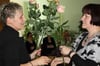 Von ihren Kolleginnen bekam Inge Teetz (links) jeweils eine Rose – auch von ihrer Nachfolgerin Roswitha Bohn. [KT_CREDIT] FOTO: Anke Brauns