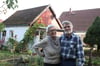 Günther Scholz und Barbara Schönfeld (beide 70) lassen es in ihrem Dorf einmal im Jahr so richtig krachen.