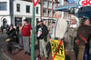 Unter anderem mit Trillerpfeifen, Tröten und Faltblättern protestierten Mitglieder des Aktionsbündnisses „Vorpommern: weltoffen, demokratisch, bunt“ gegen den Stand der NPD auf dem Strasburger Marktplatz.
