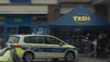Vor dem Tedi-Markt in Prenzlau sorgte die Polizeipräsenz für Aufsehen.