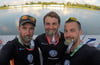 Sven Kücken, Michael Schlüter und Dr. med. Maximilian Scheer (von links) kehrten mit Gold von der Drachenboot-Weltmeisterschaft aus Ungarn zurück.