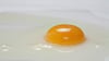 Beim Eierauspusten lassen sich Eigelb und Eiweiß nicht voneinander trennen - daher sind Rezepte gefragt, die beides gemeinsam einsetzen.