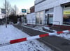 Rot-weiße Absperrbänder am Tatort: Drei Männer sollen in der Neubrandenburger Oststadt in einen Imbiss eingestiegen sein. Einer von ihnen wurde bei der Festnahme durch einen Schuss tödlich verletzt.
