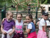 Hortkinder der Burg Stargarder Schule freuen sich über die lustigen Kapuzineraffen im Stargarder Tierpark und, dass es ihnen in ihrem neuen Gehege gut geht.  FOTO: Anett Seidel