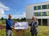 Der Entwurf steht: Chefarzt Dr. Rainer Kirchhefer (rechts) und Jens Drobek, Hauptbereichsleiter Bau und Technik, sind startklar für den Erweiterungsbau des Zentrums für seelische Gesundheit am Dietrich-Bonhoeffer-Klinikum Neubrandenburg.