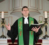 Pfarrer Gernot Fleischer beim Gottsdienst in der Annenwalder Schinkelkirche.