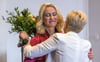 Silvia Bretschneider (✝) vereidigte Manuela Schwesig am 4. Juli 2017 nicht nur als Ministerpräsidentin, sondern gab ihr zu Ehren auch einen Sektempfang. Wer daran teilnahm, ist geheim.