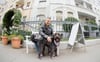 Mischlingshund Toby und sein Besitzer warten vor ihrem Wohnhaus in Hannover während eines Ortstermins des Amtsgerichts Hannover. Mit vermeintlichen Pfotenspuren auf der Treppe eines Mehrfamilienhauses beschäftigt sich das dortige Amtsgericht.