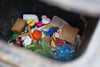 Jüngere Menschen in Deutschland werfen deutlich häufiger Lebensmittel in den Abfall als ältere Generationen.