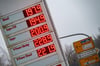 Benzin und Diesel wieder unter zwei Euro: So sah es auf der Preistafel einer Tankstelle am Montag in Grimmen aus.