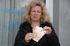 Birgit Gadau mit den geschenkten 100 Euro.