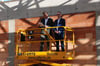 Ronny Keßler von der Keßler-Development Bauträger GmbH und Patrick Muranko, Gebietsleiter vom Netto Marken-Discount, beim Verlesen des Richtspruchs