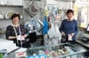 Die Schneidermeisterinnen Marion Hannemann (links) und Christine Klug vom Gardinen-Stoff-Centrum Strasburg verkaufen selbst angefertigte Mund- und Nasenmasken im Geschäft. Auch nach Kundenwunsch werden Masken genäht.