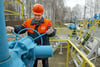 Dieses Archivbild zeigt einen Arbeiter an einem Ventil der Pumpstation der Druschba-Ölleitung rund 330 Kilometer südöstlich von Minsk, Weißrussland.
