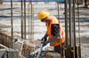 Laut der IG BAU wird etwa jeder fünfte Bauarbeiter in Deutschland nach dem branchenspezifischen Mindestlohn bezahlt.