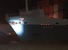 Das unter deutscher Flagge fahrende Schiff „Beate” wird nach der Kollision im Hafen Sassnitz-Mukran untersucht.