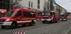 Vier Feuerwehrfahrzeuge rollten am Donnerstag in der Treptower Straße in Neubrandenburg an.